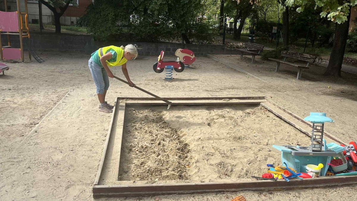 Játszótér takarítás, homokozó homok lazítás – Deer Garden