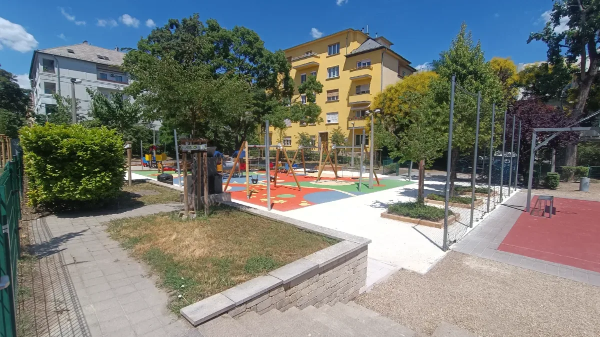 Károli Gáspár téri Harangos játszótér zöldfelülettel és sportpályával - DeerGarden